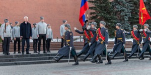 Цветы и венки возложили к Могиле Неизвестного Солдата в честь годовщины битвы под Москвой