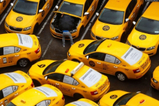 Агрегаторам такси в Москве запретили подключать водителей с иностранными правами