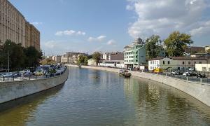 Масляное пятно обнаружено на Москве-реке в центре столицы 