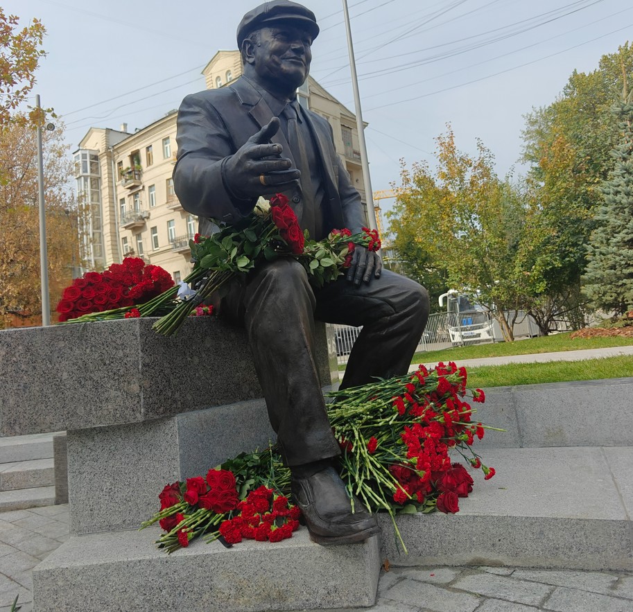 Лужкову в центре Москвы открыли «добрый», «без пафоса», памятник Лужкову в центре Москвы открыли «добрый», «без пафоса», памятник