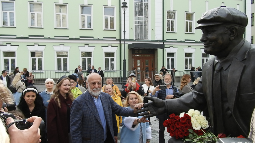 Лужкову в центре Москвы открыли «добрый», «без пафоса», памятник Лужкову в центре Москвы открыли «добрый», «без пафоса», памятник